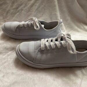 fabkids White Low-Top Lace-Up Sneakers